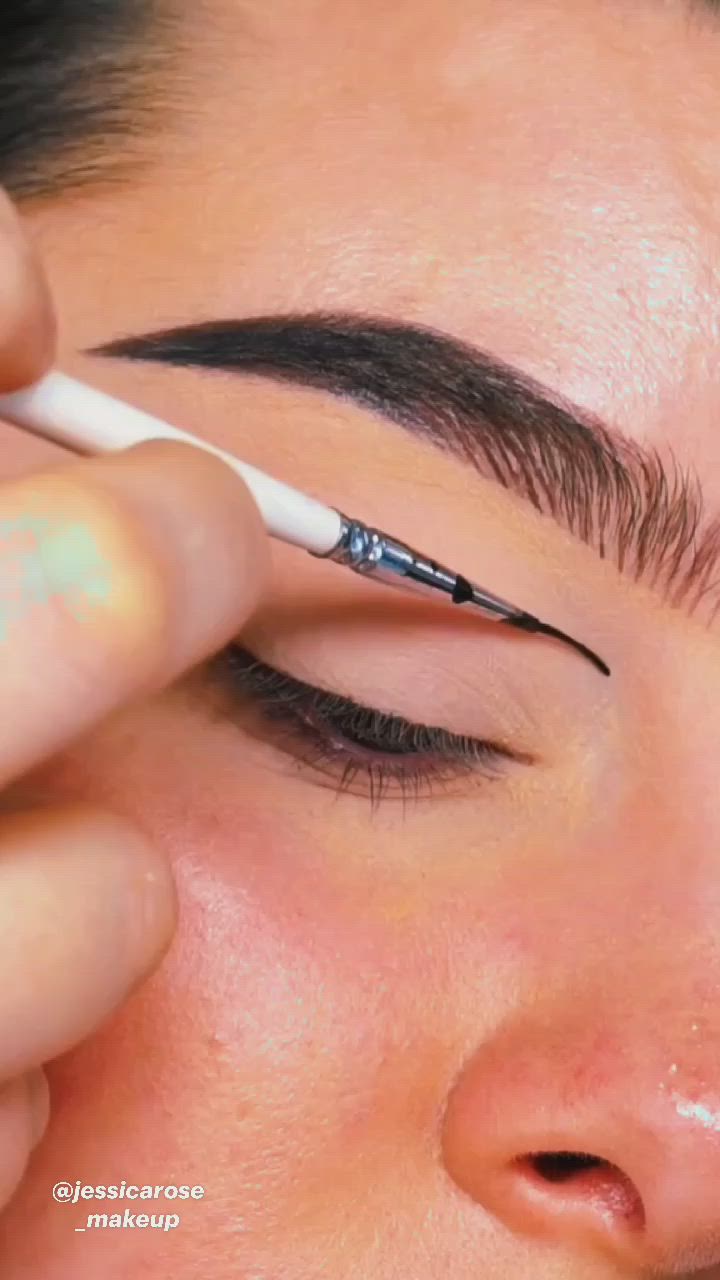 This contains an image of: graphic liner , makeup tutorial , eyeliner , (@jessicarose_makeup)