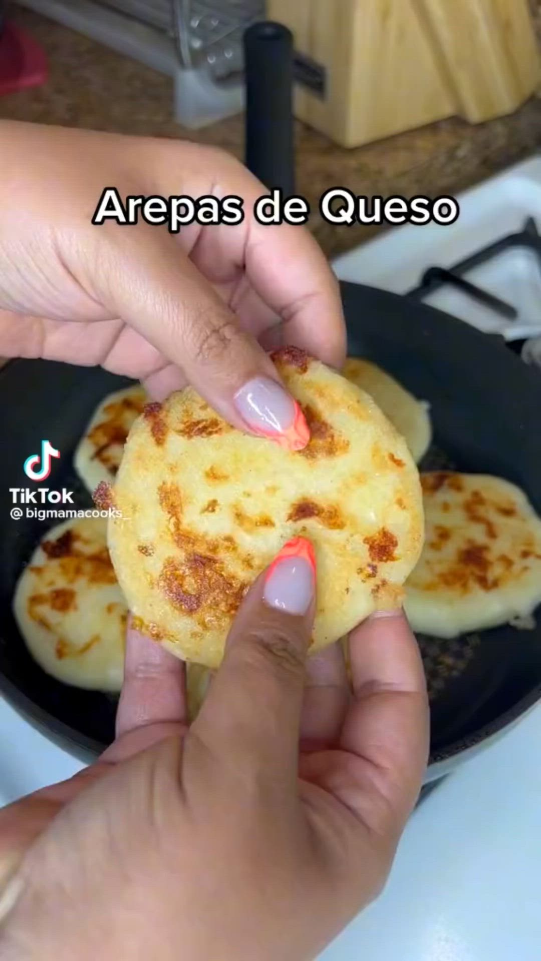 This contains an image of: Arepas