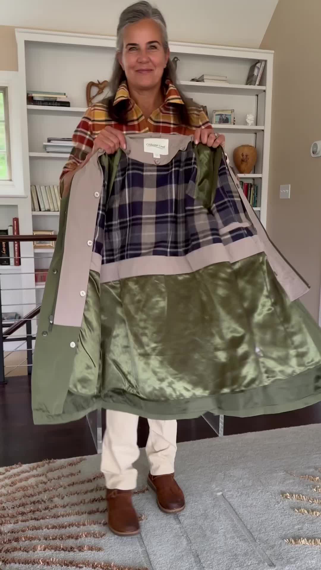 Love versatility? Our All-Season Jacket easily transforms from a warmer lined jacket to a lighter layer. @momtrends shows us how it’s done!