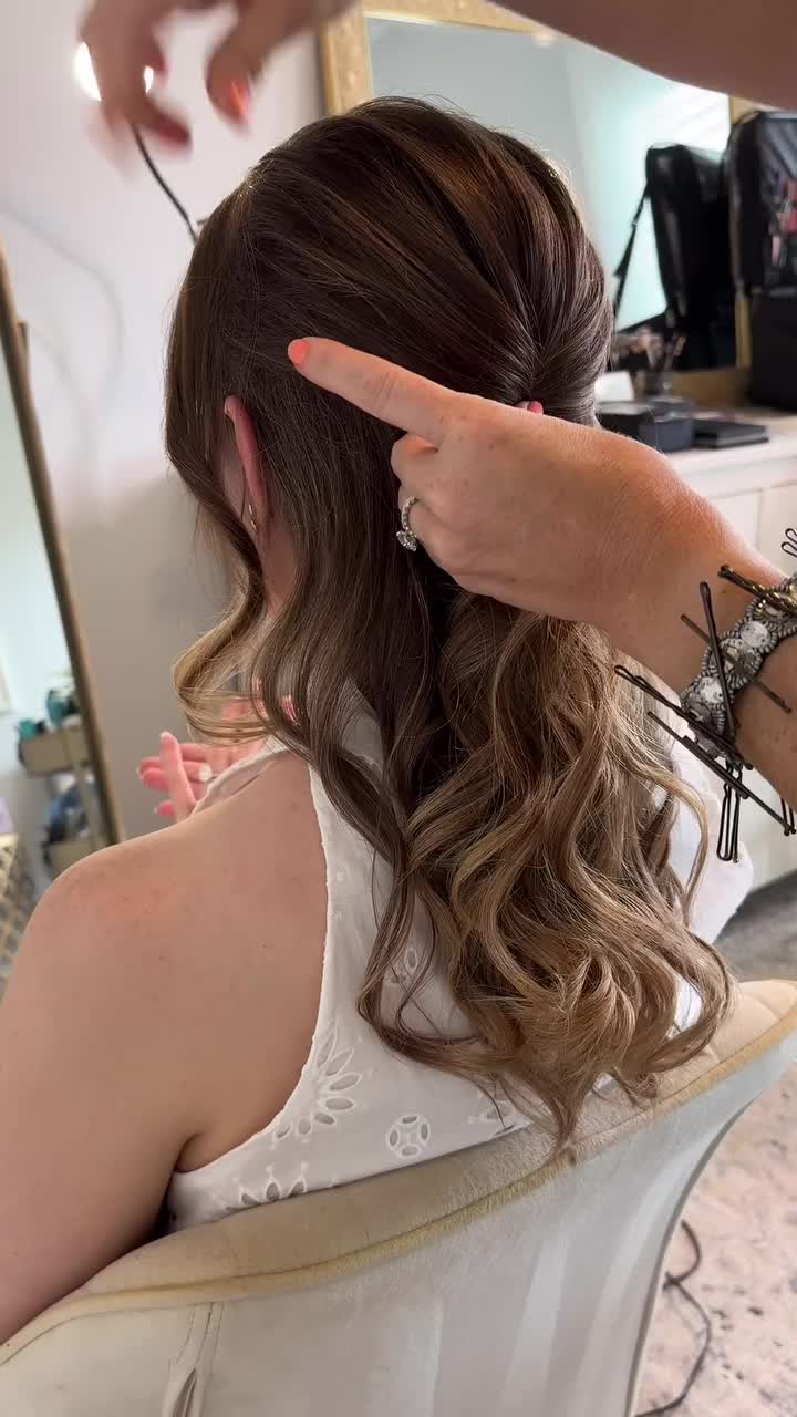 A little BTS of creating this fun and flirty piled high moment! Pro tip: add a little hair padding to create more volume in the bun portion. 😉 Key products used: - @kykhaircare magic dust - @redken spray wax - @sexyhair so touchable hairspray . #charlotteweddinghair #bridalhairstyling #updotutorial #weddingupdo #hairstyletutorial #bridalhaircourse