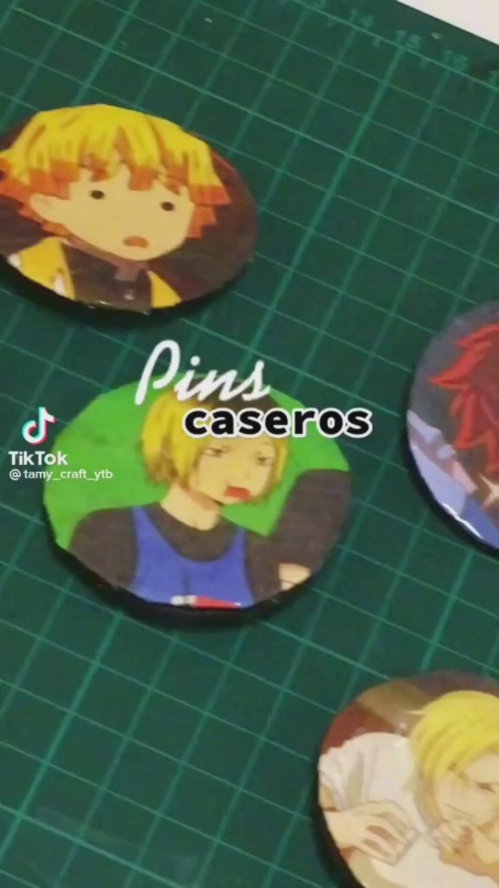 This may contain: four anime buttons with the words pin's caseros on them