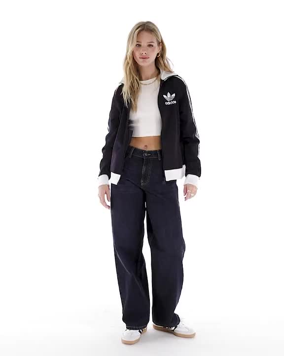 Kappor & Jackor från adidas Originals Lägg i varukorg om 3, 2, 1… Hög krage/ringning Stängning med dragkedja adidas märkning Sidofickor Regular fit/normal passform