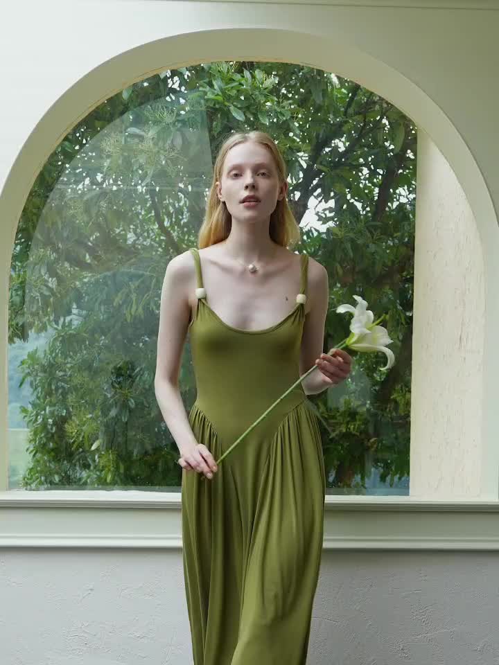 Olive green, scoop neck, comfortable fabric, this dress will make you the most eye-catching presence of the summer.