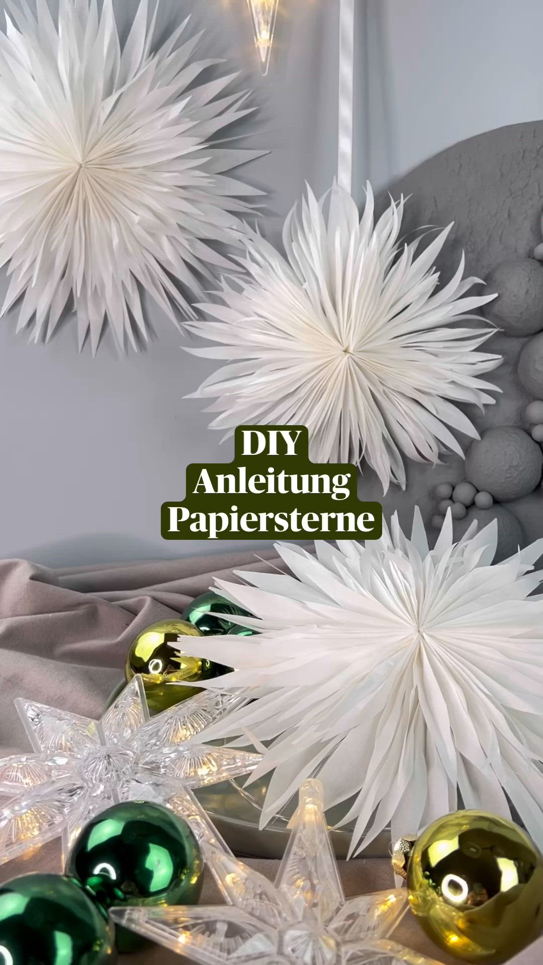 This may contain: some white snowflakes and green ornaments on a table with text that reads diy anleiung fapfersterne