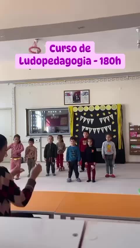 This may contain: a group of children standing in front of a sign that reads custo de ludopedagogia - 1800h