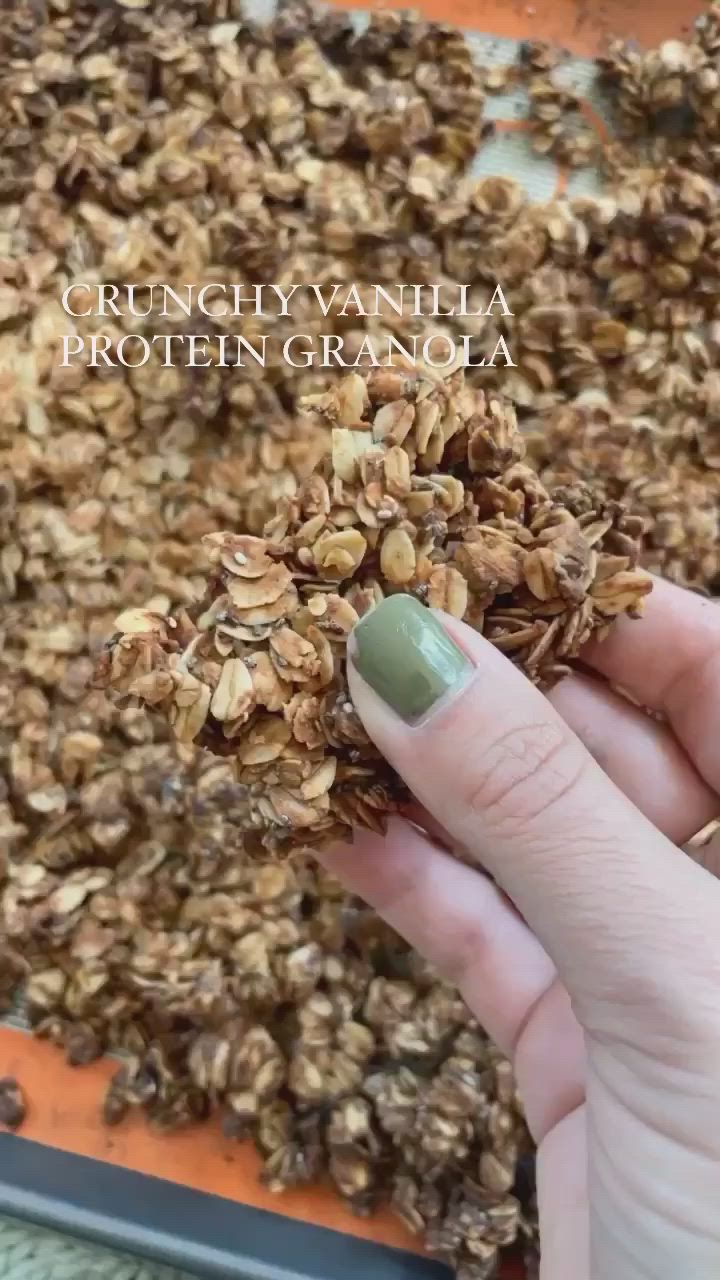 Need a quick and healthy breakfast? This crunchy vanilla protein granola is low fat, low calorie, and high protein! Enjoy it as a healthy snack, easy breakfast, or add it to your yogurt, protein oats, or smoothie bowl for a nutritious crunch!