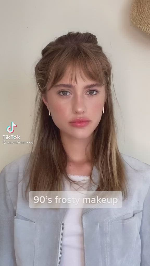 This contains an image of: 90s frosty make up