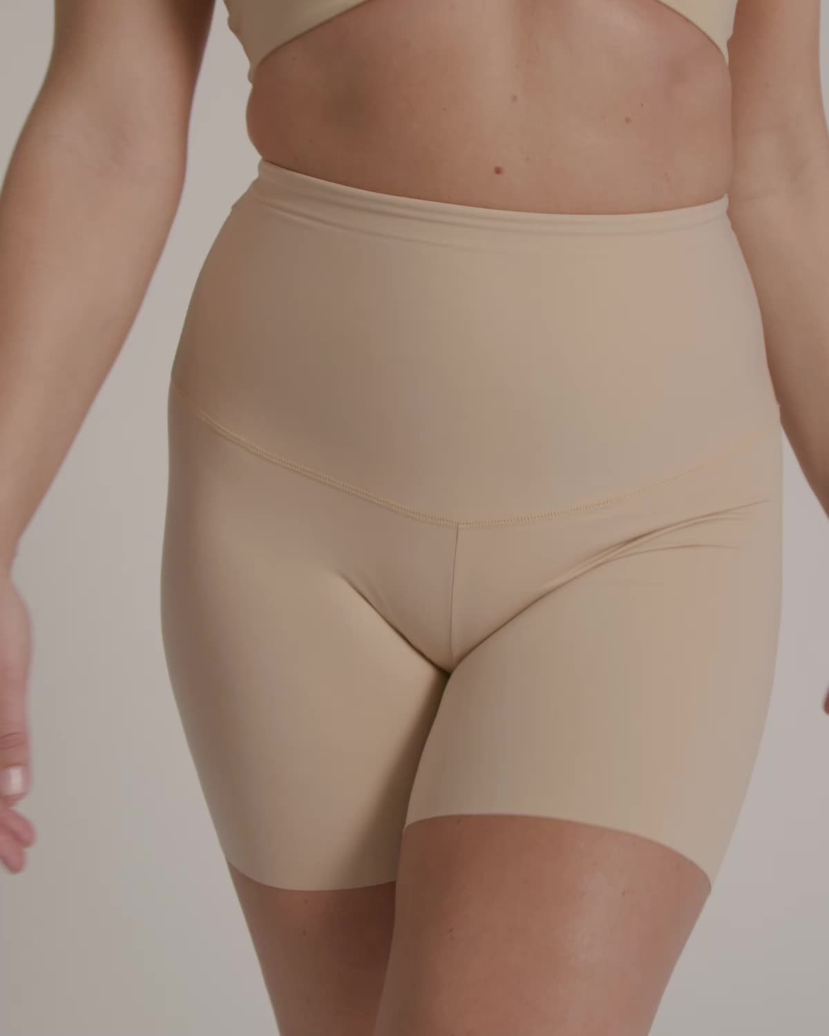 ¡Este short de compresión es el complemento perfecto de tus looks ya que estiliza tu figura, disimula la celulitis y evita el roce entre las piernas! Úsalo con la ropa que quieras: pantalones ajustados, vestidos o faldas, y lo mejor es que es invisible en los muslos ya que no cuenta con elásticos ni costuras en las piernas. Al ser de tiro alto y estar elaborado con dos capas de tela, genera una compresión fuerte en tu abdomen y cintura, moldeando tus curvas para que no tengas que preocuparte por