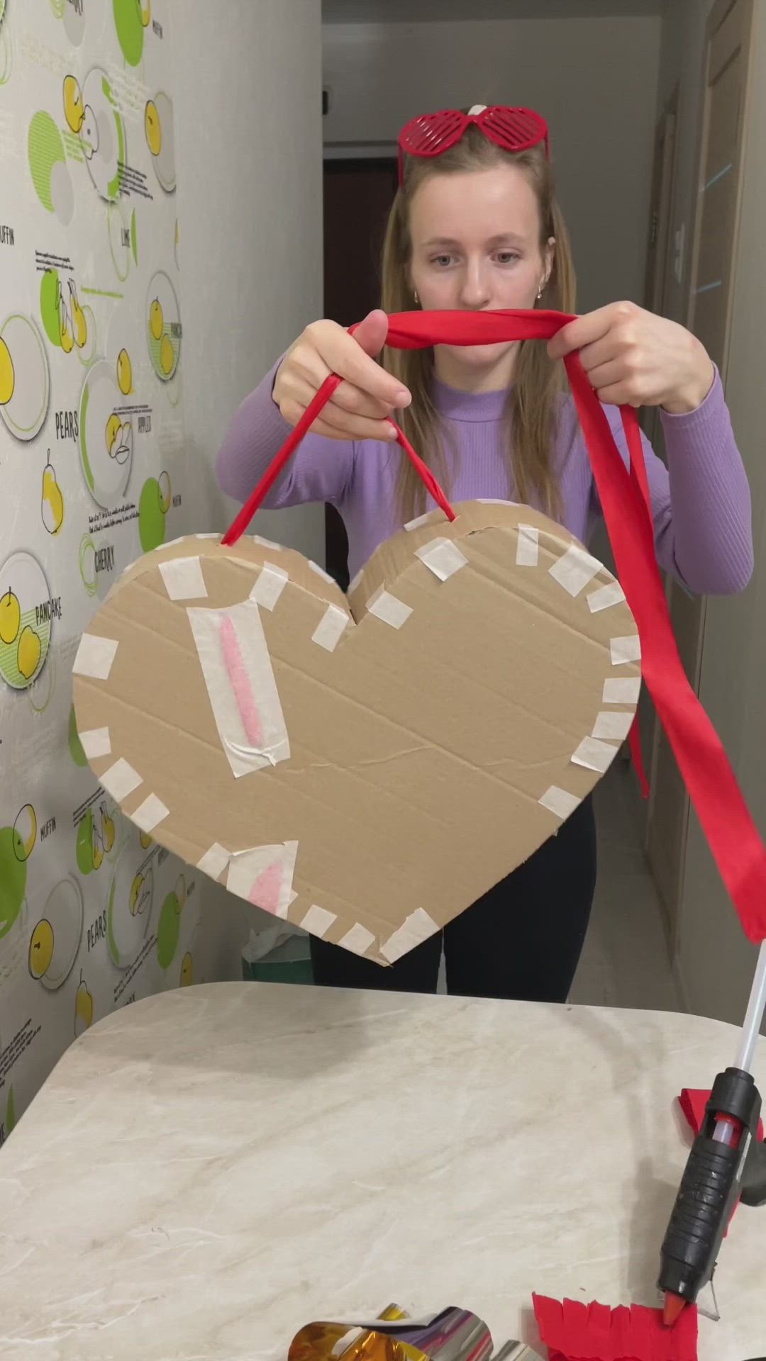 This contains an image of: Как сделать пиньяту сердце от @pinatavitebsk. DIY PINATA HEART