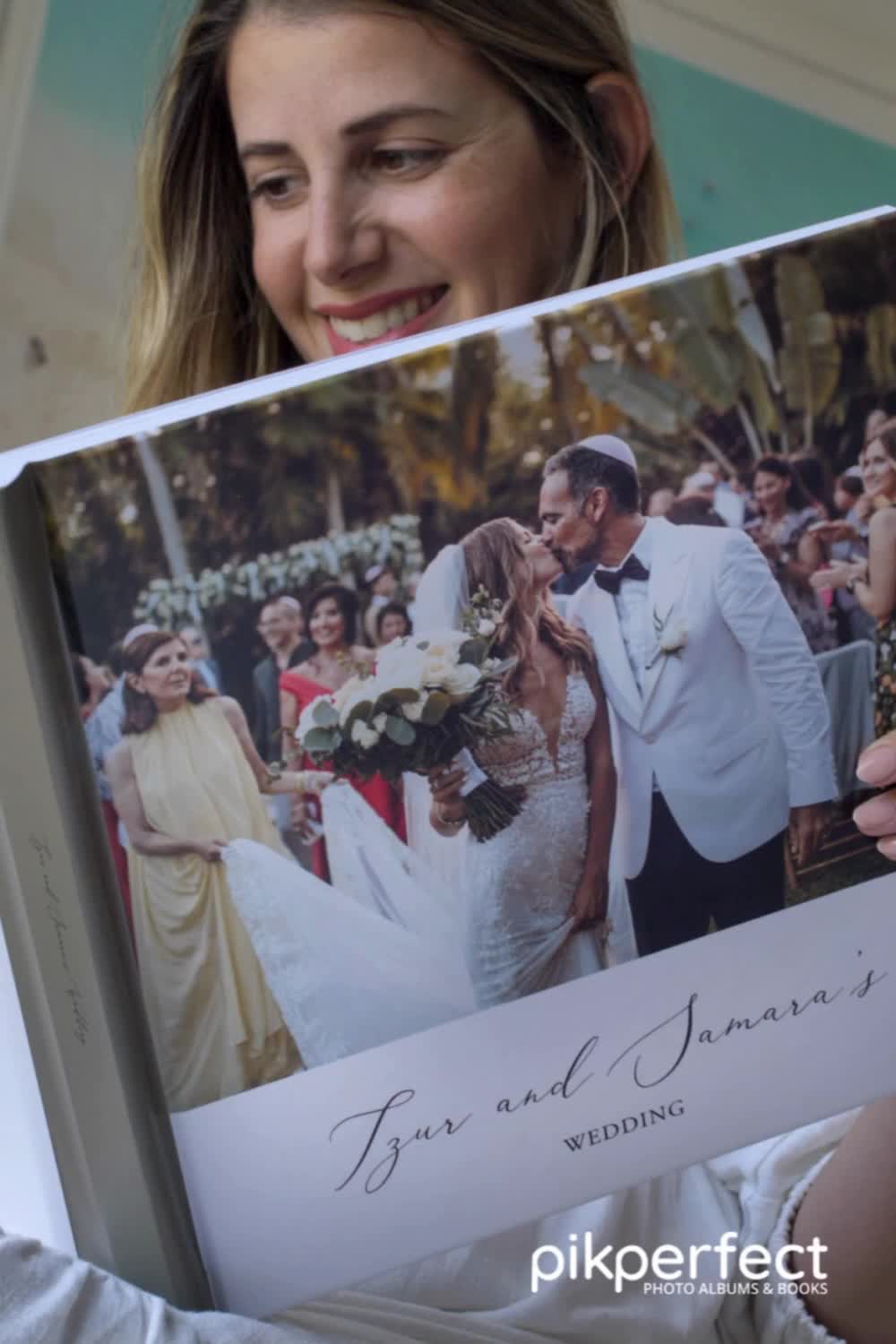 This contains: Personalized wedding albums with couple portraits, ideal for creating lasting keepsakes of your special day.