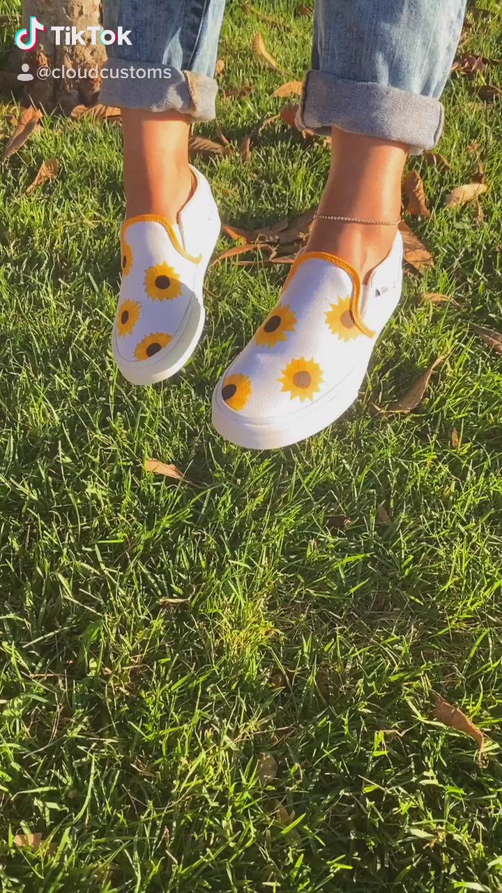 This contains an image of: Sunflower Vans 🌻💛