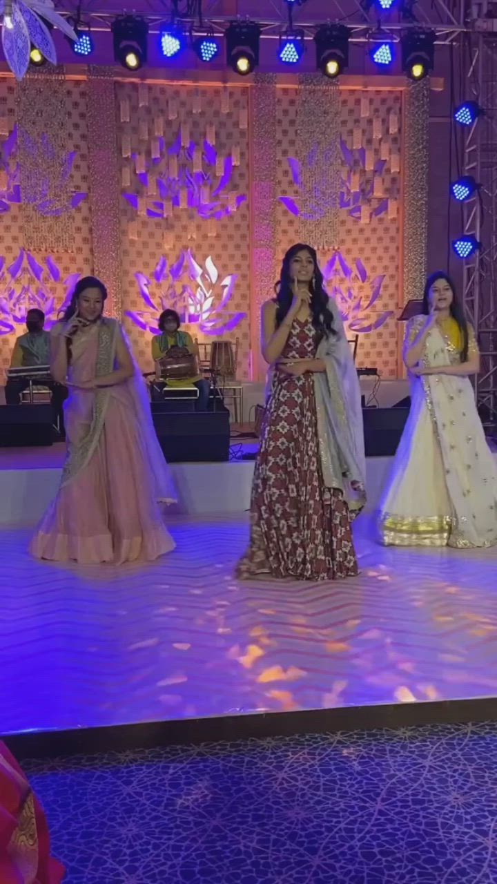 Beautiful Performance!  Choreography: @reyasaha   #indianweddingideas #weddingentry #bridalinspiration #bridessisterlehenga #bridessister #bridetobe #bridesmaiddresses #bridesmaid #bridalaccessories #bridesmaidmakeup #theweddingmanual #decorbyweddingmanual