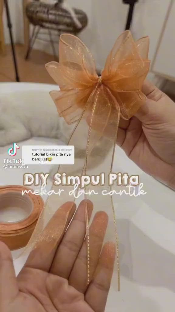 This may contain: two hands are holding ribbons on top of each other, with the words diy simpu pitta next to them