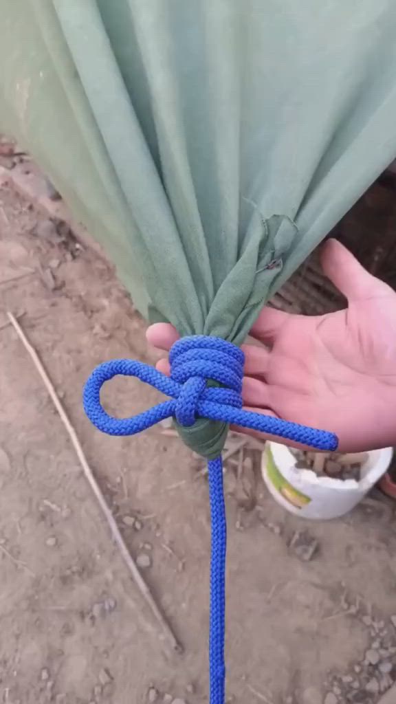 This may contain: a person holding onto a blue rope with the words easy way to tent barrier