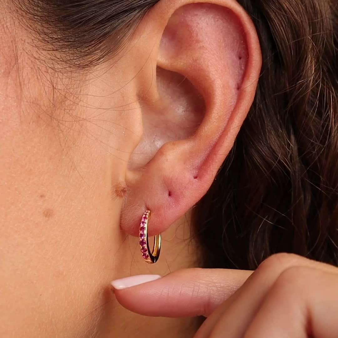  Presentamos nuestro Aretes Huggie con piedra natal de Vera Pave, una combinación perfecta de elegancia y brillo ✨ ¡Con una selección de 12 vibrantes colores de piedras preciosas, estos aretes ofrecen una manera elegante de celebrar tu historia única y agregar un toque de color a cualquier atuendo! ♡




 Material: Plata de Ley 925 sólida de alta calidad

 Acabado: Oro 18K

 Con delicados aretes tipo argolla pavé Huggie de ~14 mm revestidos con piedras natales de circonita cúbica de ~0,8 mm

 Ve