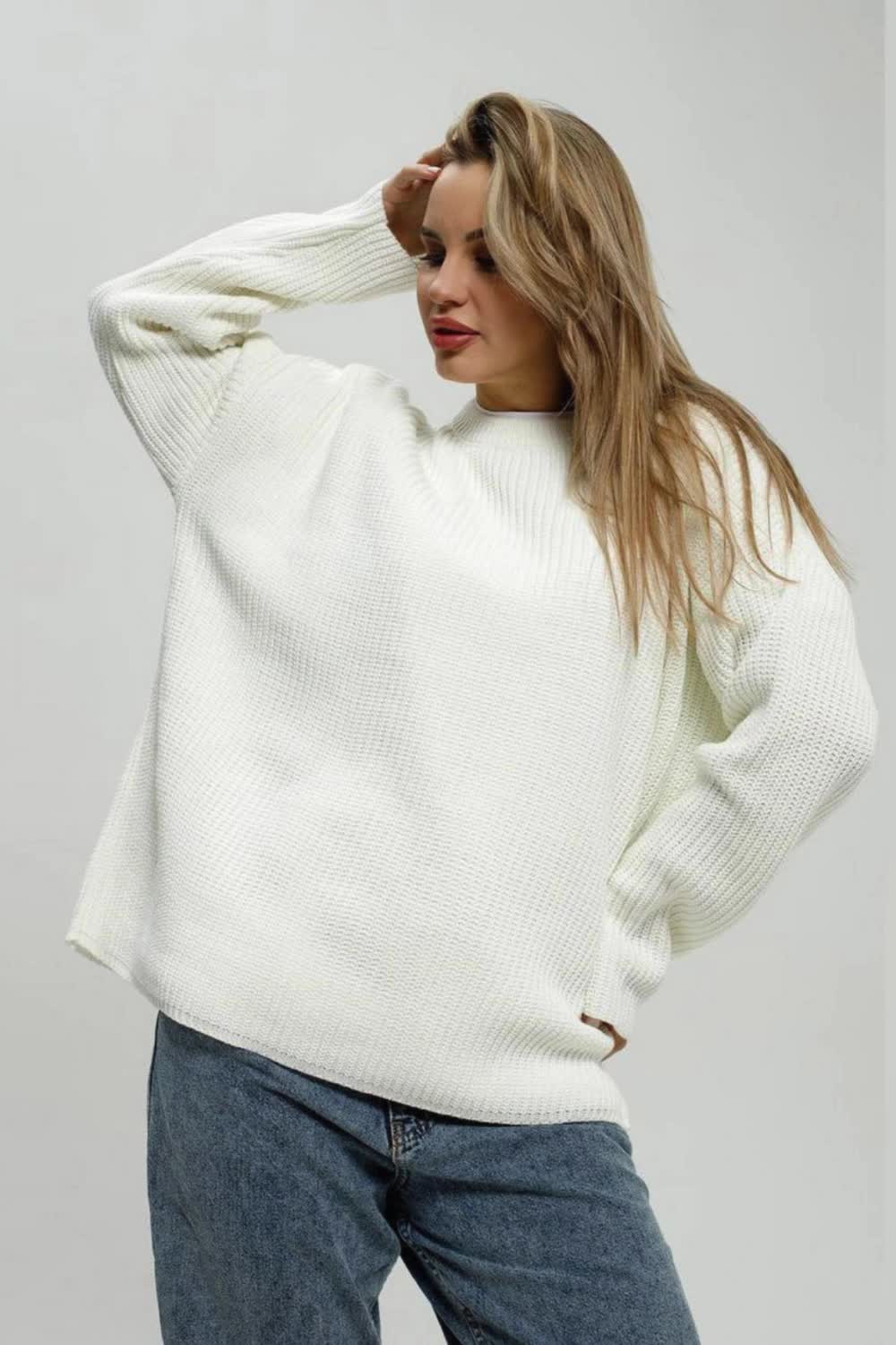 This contains: Stay chic and cozy in our Women's Basic Solid Color Sweater. Perfect for the autumn season, it features a round neck and loose fit for comfortable wear. Made with high-quality knit material, this sweater adds a touch of casual elegance to any outfit. Upgrade your wardrobe with this must-have pullover sweater!