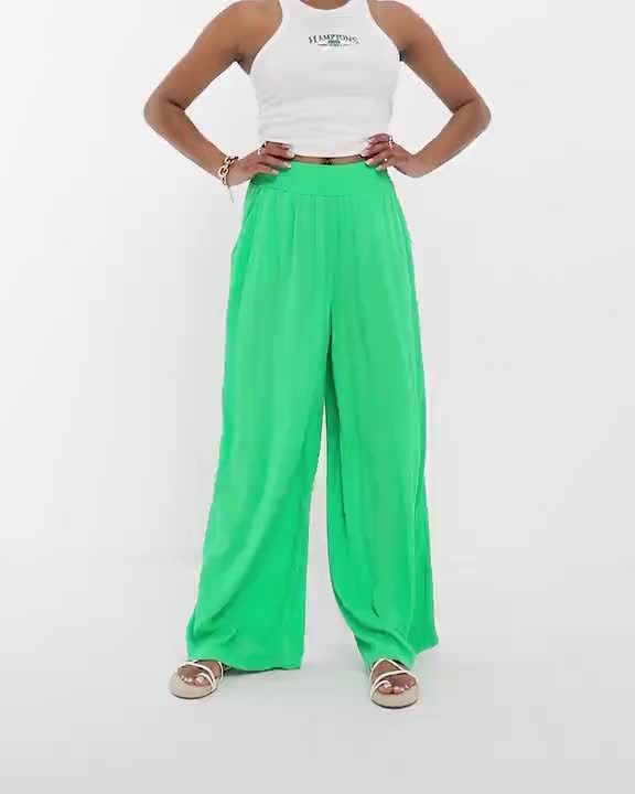 Petite by Vero Moda Petite Down-low looks Regular rise Elasticized waistband Side pockets Wide leg