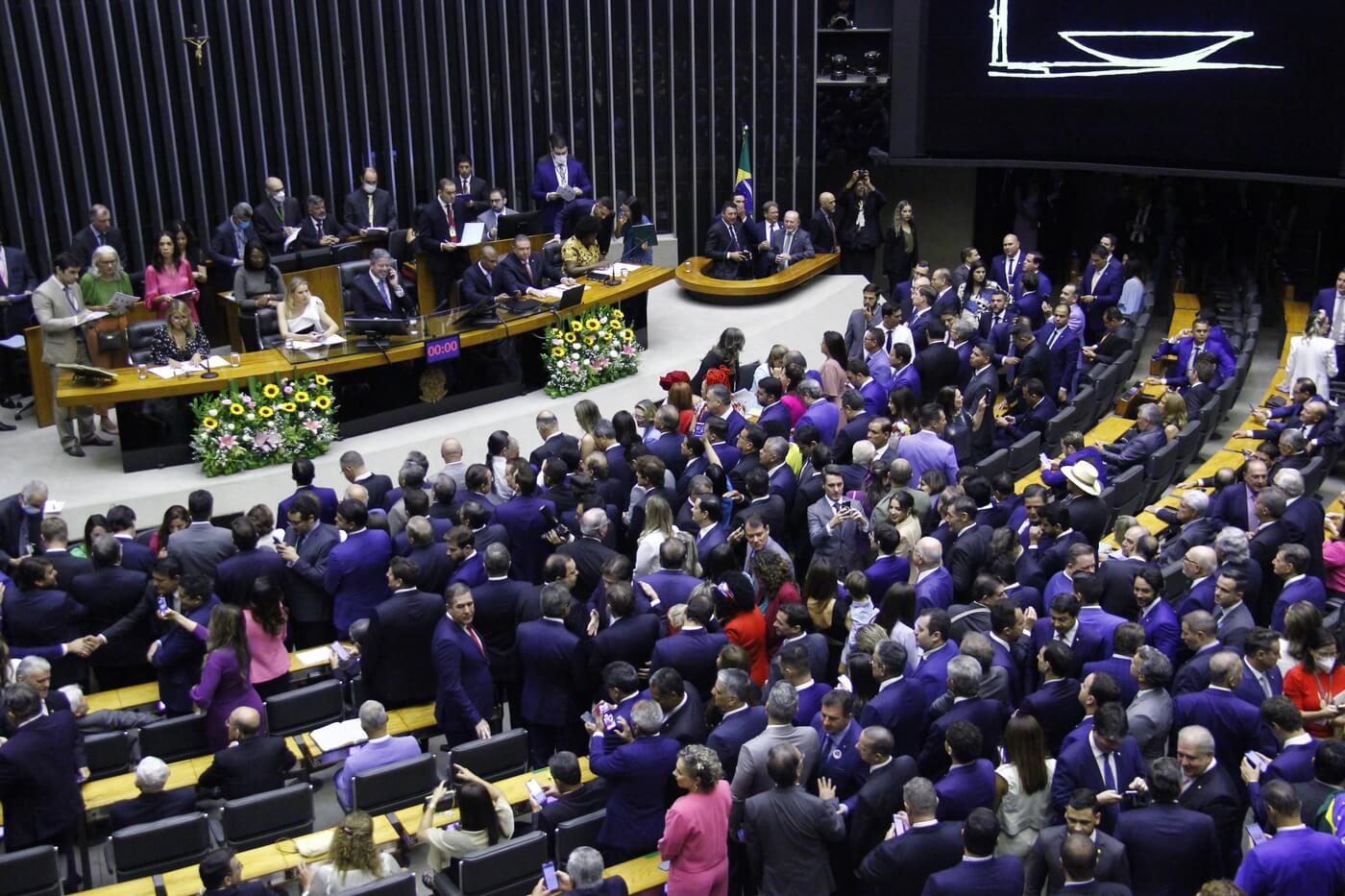 Parlamentares participam de sessão na Câmara dos Deputados