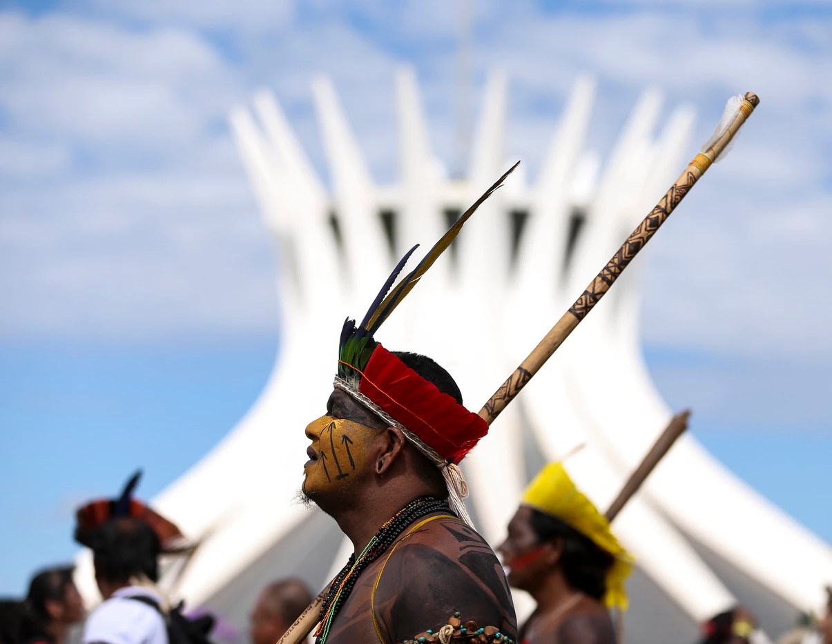 Indígenas durante Acampamento Terra Livre 2023, em frente a Esplanada dos Ministérios