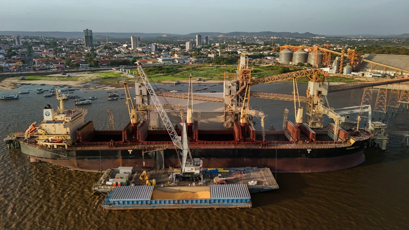 Imagem aérea do Porto de Santarém, no Pará, mostra embarcações para escoamento de grãos