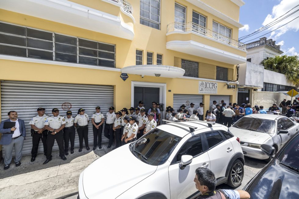 Trabajadores de la Fiscalía de Guatemala allanan la sede del partido Movimiento Semilla, hoy en Ciudad de Guatemala (Guatemala). EFE/Esteban Biba