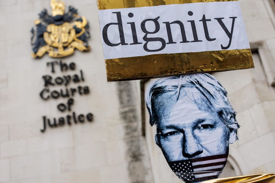 Activistas colocan una pancarta a favor de Julian Assange frente a los Tribunales Reales de Justicia en Londres, en una imagen de archivo.