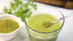 Pote e copo com moringa em pó