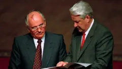 Mikhail Gorbachev, o último líder da União Soviética, ao lado do ex-presidente russo Boris Yeltsin, o primeiro após o colapso da URSS