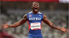 Salum Ageze Kashafali, da equipe da Noruega, comemora depois de quebrar o recorde mundial e ganhar a medalha de ouro nos 100 metros masculinos - final T12 no dia 5 dos Jogos Paraolímpicos de Tóquio 2020