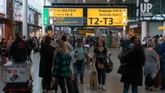 Pessoas em aeroporto de Amsterdã