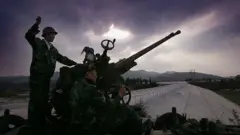 Un trabajador chino disparando sustancias a las nubes en un intento de "sembrarlas" para que caigan más precipitaciones.