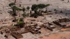 Município de Bento Rodrigues inundado pela lama