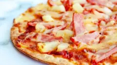 Pizza recheada com queijo e calabresa