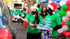 Mulheres fazendo trabalho voluntário