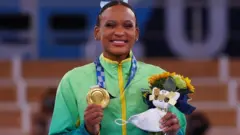 Rebeca Andrade posa com medalha de ouro no pódio