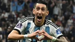 Di María comemorando gol na final