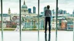 Un hombre ve la ciudad de Londres