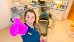 A dentista Priscila Kolbe em seu consultório