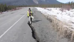 Rachadura em estrada no Canadá, observada pelo pesquisador Guy Doré