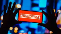 Celular com logo da Americanas na tela