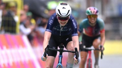 Puck Pieterse crosses the finish line first in the fourth stage of Tour de France Femmes