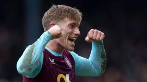 Zian Flemming celebrates his goal for Burnley at Blackburn