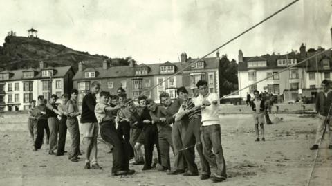 Dynion yn hyfforddi ar y traeth yn Aberdyfi