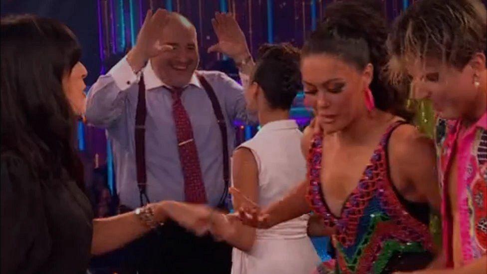 Katya Jones yn gwrthod 'high five' Wynne Evans