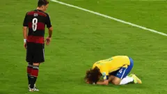 Jogador brasileiro no chão perto de alemão