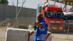 Homem diante de caminhão