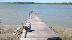 Pier usado por pescadores no rio cajutuba