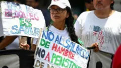 Docentes protestam por aumento salarial