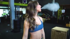 Modelo usa vaporizador de concentrado em vídeo