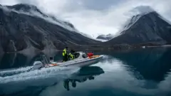 cientistas em um bote